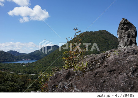 群馬県　榛名山　榛名高原の沼の原　スルス岩から見た榛名湖と榛名富士 45789488