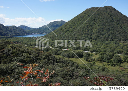 群馬県　榛名山　榛名高原の沼の原　スルス岩から見た榛名湖と榛名富士 45789490