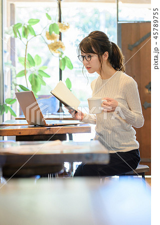 カフェ OL ランチ ノマド ビジネスウーマンビジネスウーマン イメージ カフェ OL ランチ ノマド ビジネスウーマンビジネスウーマン イメージ 45789755