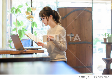 カフェ OL ランチ ノマド ビジネスウーマンビジネスウーマン イメージ 45789762