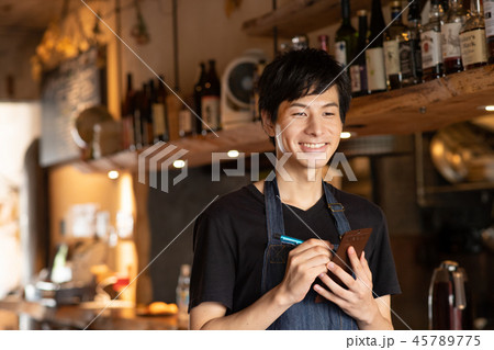 カフェ 店員  飲食店 レストラン イメージ 45789775