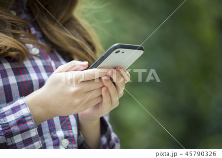 スマートフォンを見る女性 45790326