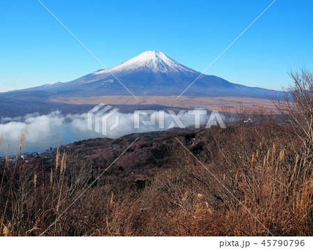 青空に映える晩秋の富士山4 青空に映える晩秋の富士山4 45790796
