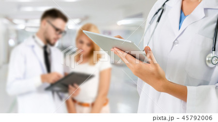 Doctor working in hospital with other doctors. 45792006