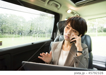 雨の日、車の中で仕事をするキャリアウーマン 45792326