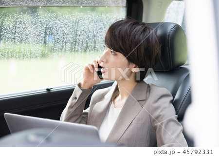 雨の日、車の中で仕事をするキャリアウーマン 45792331