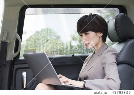 雨の日、車の中で仕事をするキャリアウーマン 45792339