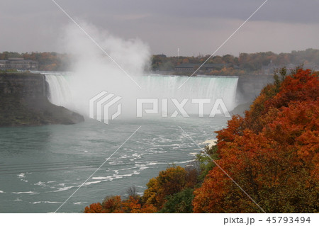 紅葉のナイアガラの滝　カナダ滝　カナダ 45793494