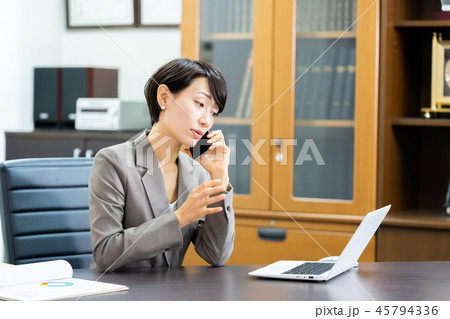 女性社員 個人事務所 司法書士 会計士 女性社員 個人事務所 司法書士 会計士 45794336