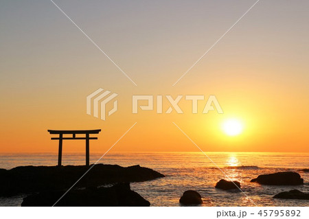 茨城県　大洗磯前神社の夜明け 45795892