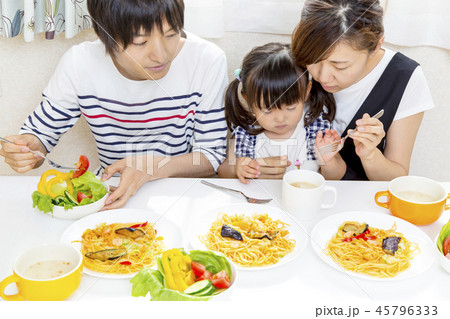 食事を食べない幼い女の子に説得するお母さん。拒食、好き嫌い、食育、教育イメージ 食事を食べない幼い女の子に説得するお母さん。拒食、好き嫌い、食育、教育イメージ 45796333