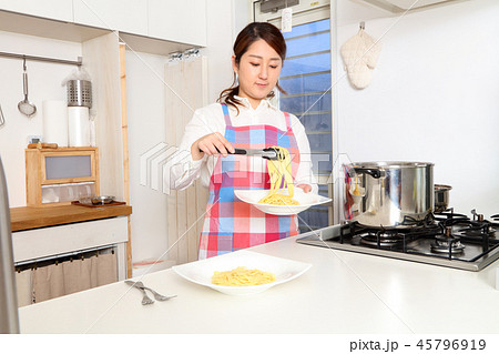 パスタを茹でる主婦 45796919