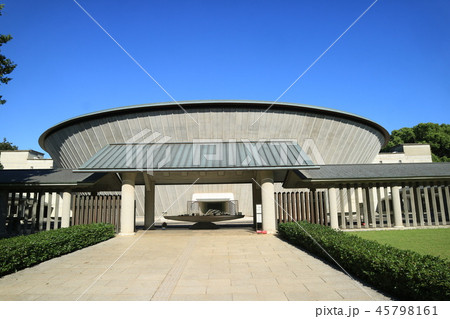 青空快晴の東京都府中市多磨霊園　納骨堂 45798161