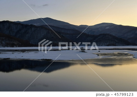 冬の裏磐梯 朝の秋元湖 冬の裏磐梯 朝の秋元湖 45799123