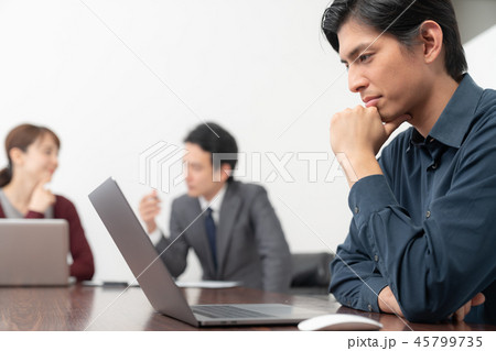 考える男性 45799735