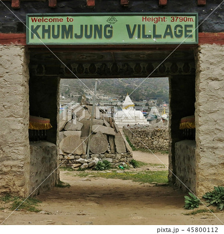 Arriving inKhumjung. 45800112