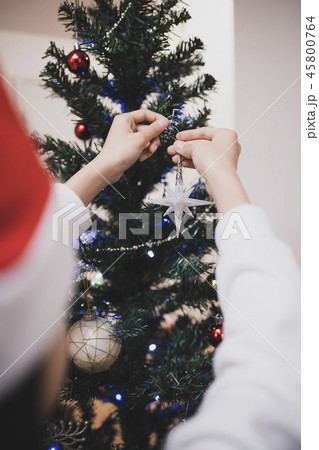クリスマスツリーの飾り付けをする子ども 45800764