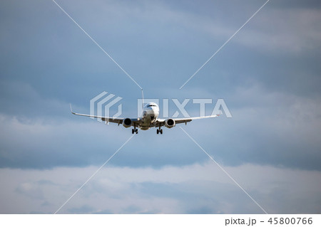 滑空する旅客機 45800766