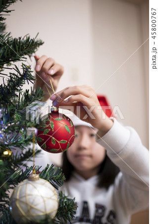 クリスマスツリーの飾り付けをする子ども 45800767