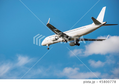 滑空する旅客機 45800778