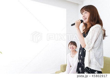 カラオケを楽しむ女性 45802917