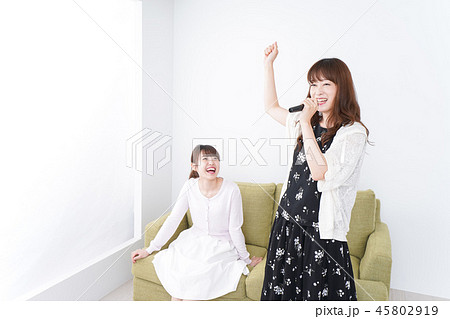 カラオケを楽しむ女性 45802919