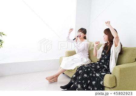 カラオケを楽しむ女性 45802923