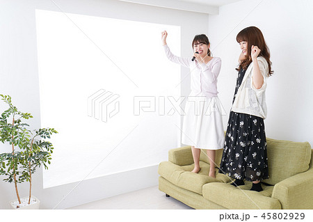 カラオケを楽しむ女性 カラオケを楽しむ女性 45802929