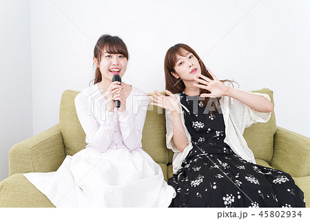 カラオケを楽しむ女性 45802934