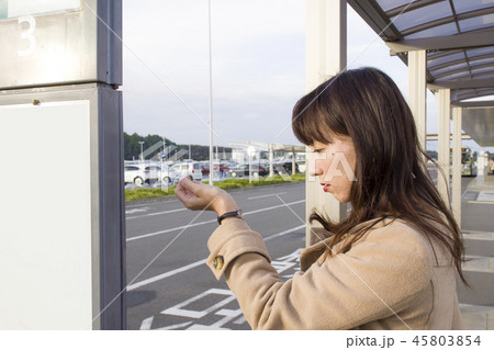空港でバスを待つ女性 45803854