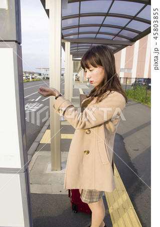 空港でバスを待つ女性 45803855