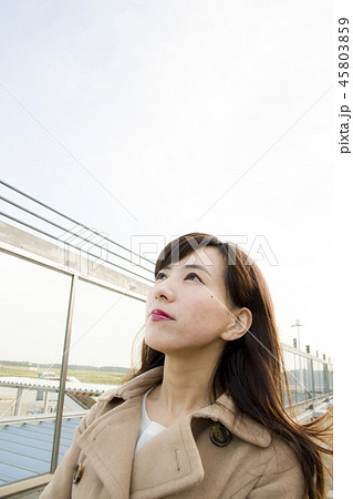 飛行機を見送る女性 45803859