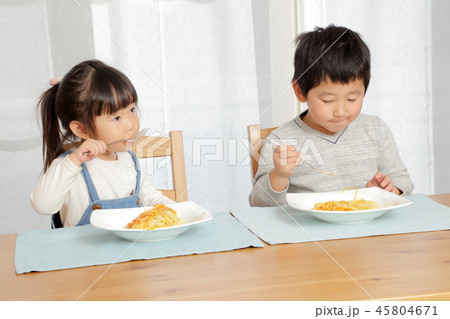 パスタを食べる兄弟 45804671