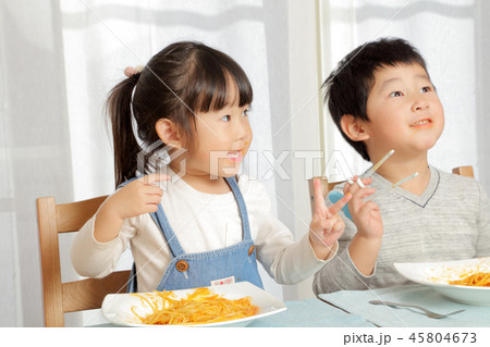パスタを食べる兄弟 パスタを食べる兄弟 45804673