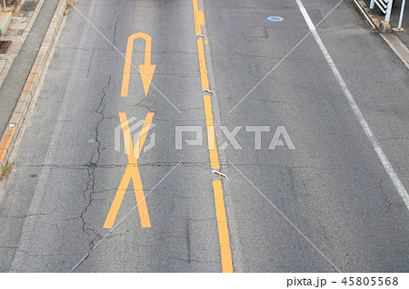 路面に黄色で描かれた 印とu字矢印 道路標示 規制標示 転回禁止 国道2号 広島県尾道市内 の写真素材