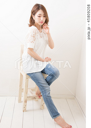 椅子に座る女性 45809208