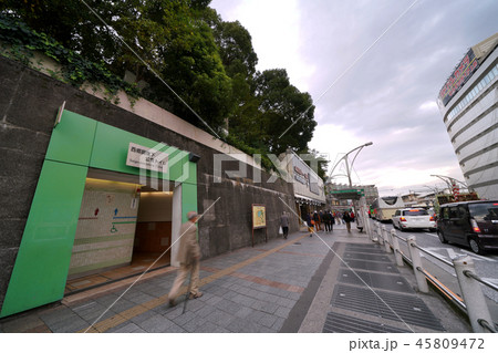 日本の東京都市景観　京成上野駅や西郷銅像下公衆トイレなどを望む 45809472