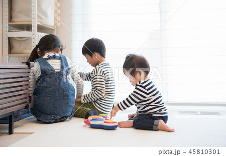 リビングで遊ぶ子供 リビングで遊ぶ子供 45810301
