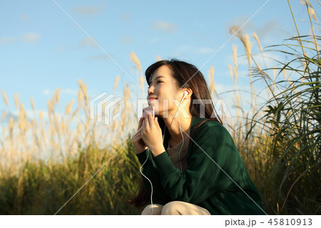 ススキの野原で寛ぐ女性 45810913