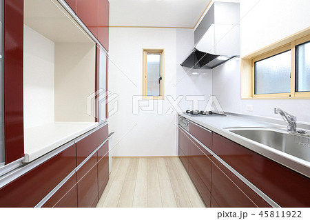 新築住宅 システムキッチンと収納棚の写真素材