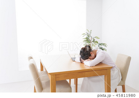 体調不良の女性 45811980