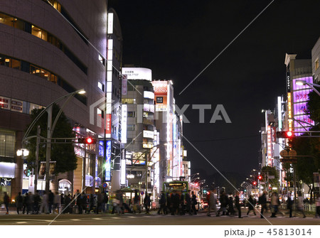 日本の東京都市景観 「上野広小路」の交差点などを望む(画面奥に京成上野駅) 日本の東京都市景観 「上野広小路」の交差点などを望む(画面奥に京成上野駅) 45813014