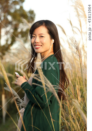 ススキの野原を歩く女性 45813064
