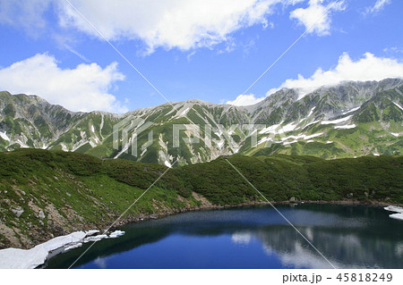 残雪が残る夏のみくりが池と立山連峰 45818249