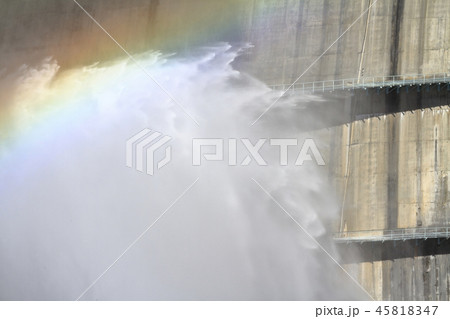 黒部ダムの観光放水と虹 黒部ダムの観光放水と虹 45818347