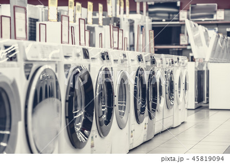 washing mashines in appliance store 45819094