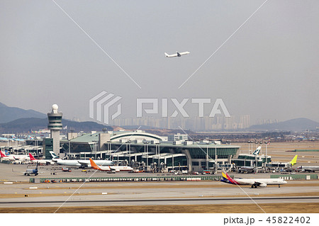 空港 管制塔 飛行機 45822402