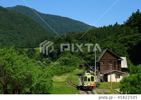 黄色い列車と小さな駅 黄色い列車と小さな駅 45822505