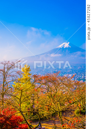 Beautiful landscape of mountain fuji around maple leaf tree in autumn season 45827292