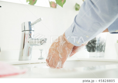 手を洗う男性の手　風邪予防　インフルエンザ予防　洗面所 45828805